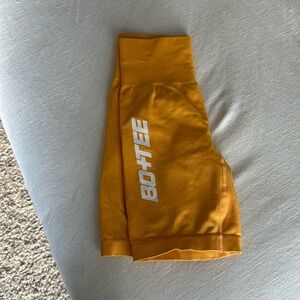 BO&TEE scrunch shorts